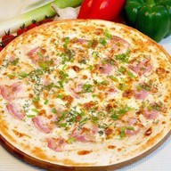 Пицца с яйцом и зеленью Фото