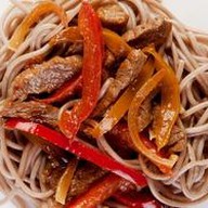 Соба с говядиной в соусе кинг Фото