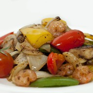Горячий салат из морепродуктов Фото