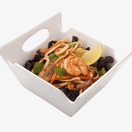 Удон с морепродуктами в устричном соусе Фото