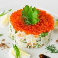 Оливье с курицей и креветками Фото