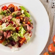 Салат с вяленой говядиной и овощами Фото