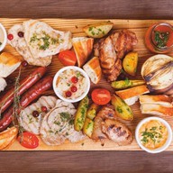 Большое ассорти горячих закусок Фото