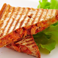 Сэндвич с курицей,томатом и сыром Фото