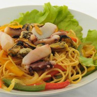 Яичная лапша с морепродуктами Фото