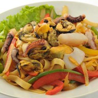 Пшеничная лапша с морепродуктами Фото
