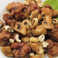 Острая курица с грибами и орехом Фото