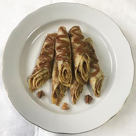 Блинчики с вареной сгущёнкой и орехом - Фото