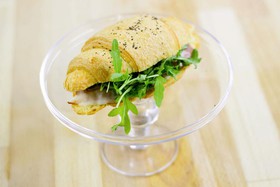 Сендвич-круассан с беконом - Фото
