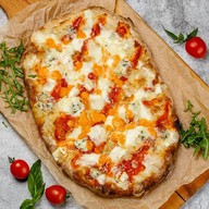 Римская пицца 5 сыров на томатном соусе Фото