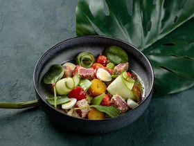 Салат с тунцом в кунжуте - Фото