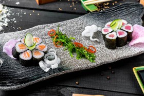 Ролл с лососем, тунцом и салатом чука - Фото
