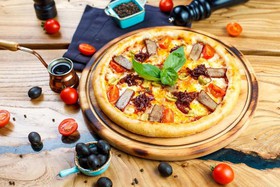 Пицца со свининой BBQ, сыром чеддер - Фото