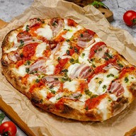 Римская пицца с беконом Фото