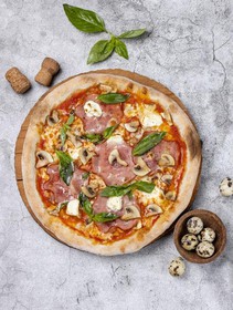 Пицца с окороком, грибами и горгондзолой - Фото