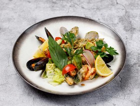 Салат с морепродуктами - Фото