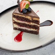 Шоколадный торт с вишней Фото