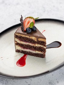 Шоколадный торт с вишней - Фото