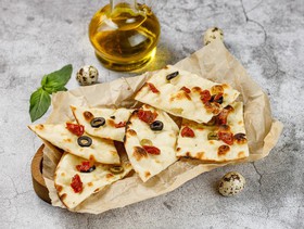 Фокачча с оливками и вялеными черри - Фото