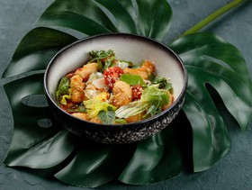 Салат с курицей и креветками темпура - Фото