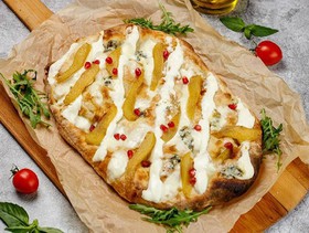 Римская пицца с грушей и сыром дорблю - Фото