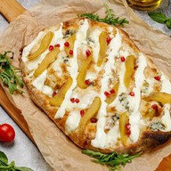 Римская пицца с грушей и сыром дорблю Фото