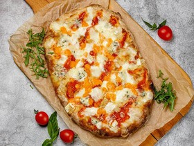 Римская пицца 5 сыров на томатном соусе - Фото