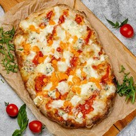 Римская пицца 5 сыров на сливочном соусе Фото