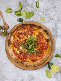 Пицца с горгондзолой, чоризо и грушей - Фото