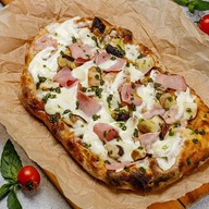 Римская пицца окорок, грибы и соус песто Фото