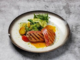 Стейк из тунца с овощным салатом - Фото