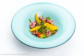 Салат с уткой и маринованной грушей - Фото