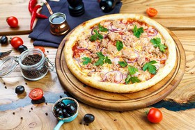 Пицца с тунцом и красным луком - Фото