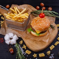 Бургер с говядиной и картофель фри Фото