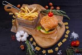 Бургер с говядиной и картофель фри - Фото