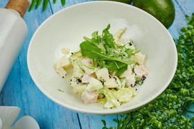 Легкий салат с индейкой и йогуртом - Фото