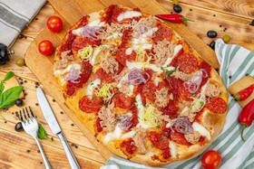 Римская пицца с тунцом, пепперони - Фото