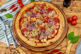 Пицца с тунцом и пепперони - Фото