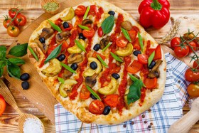 Римская пицца овощная с томатным соусом - Фото