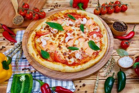 Пицца с лососем и креветками - Фото