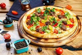 Пицца с кебабами и хумусом - Фото