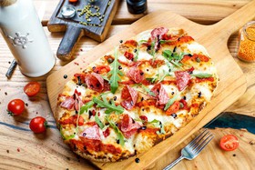 Римская пицца с салями милано и томатами - Фото