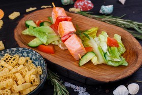 Шашлычок из лосося с овощным салатом - Фото