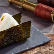 Онигири креветка авокадо Фото