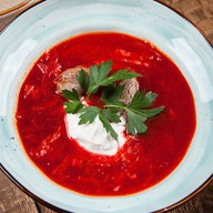 Борщ с говядиной и пампушкой с салом Фото