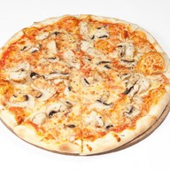 Пицца с курицей и грибами Фото
