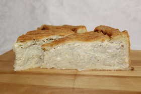 Пирог песочный с луком и сыром - Фото