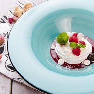 Десерт Павловой с ягодным соусом Фото