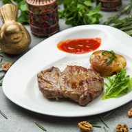 Стейк из свиной шеи с картофелем из печи Фото