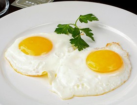 Глазунья из 2 яиц - Фото